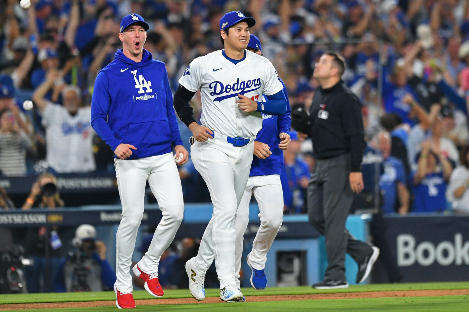 2024年のビューラーと大谷。両者ともにヒジに2回メスを入れている　©Getty Images