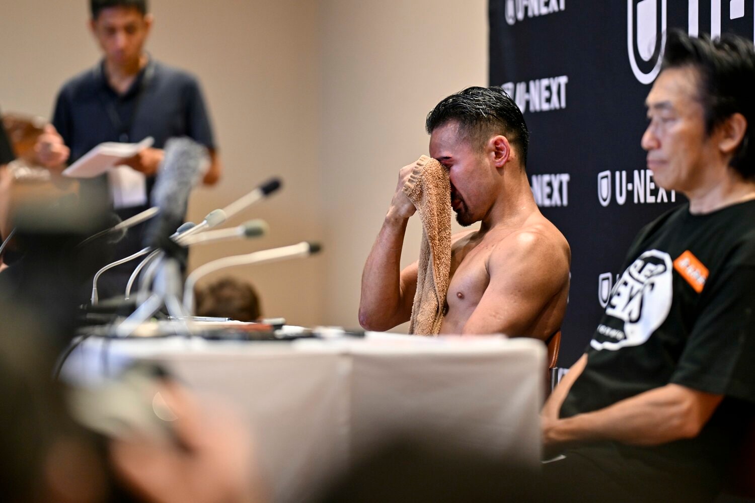 試合後の記者会見で感極まり、目頭を押さえる比嘉大吾 ©Hiroaki Finito Yamaguchi