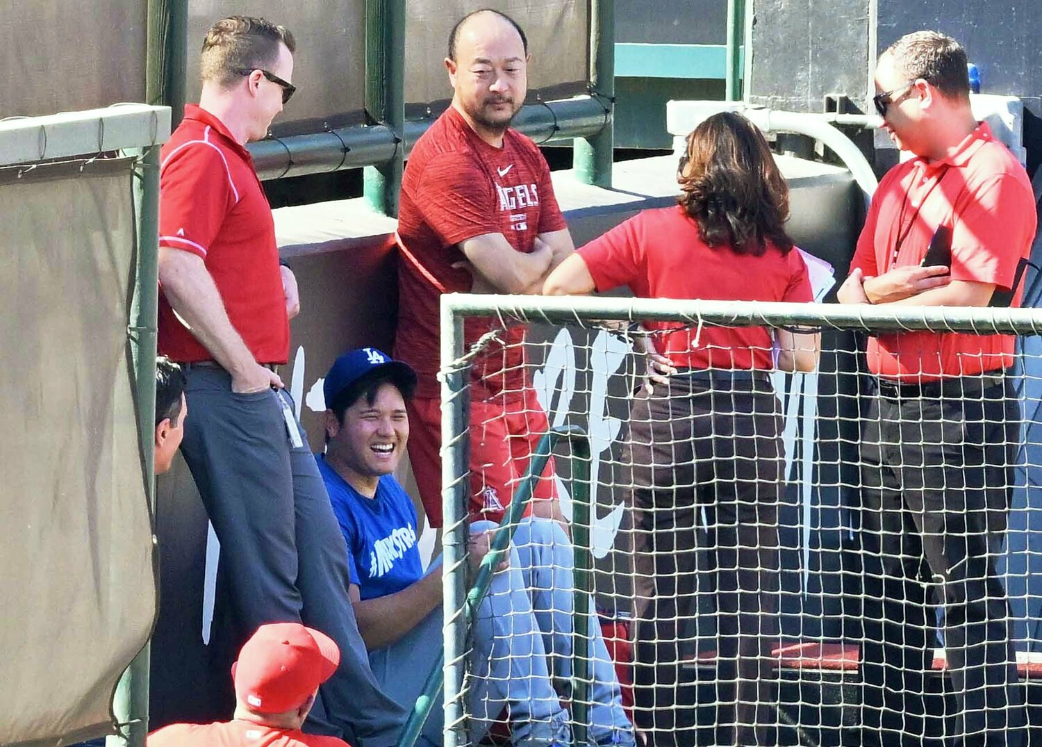 試合前、エンゼルスの関係者と談笑する大谷　©JIJI PRESS