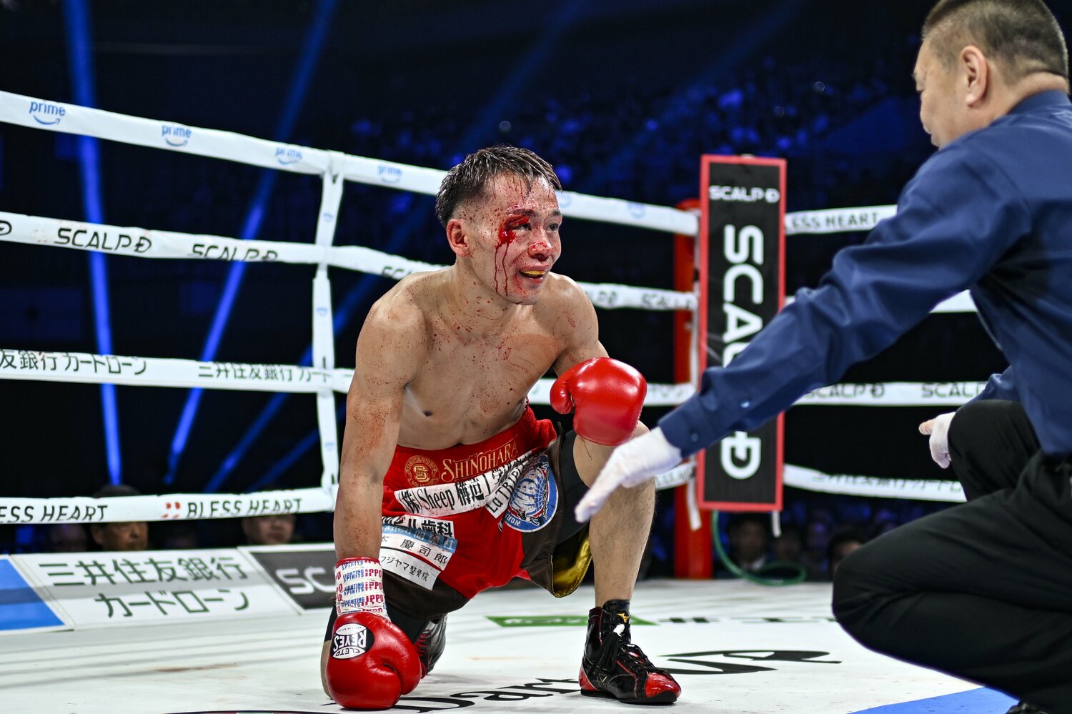 4回、バッティングで瞼をカットした堤聖也。9回のダウンしたシーンでも夥しいほどの流血が… ©︎Hiroaki Yamaguchi