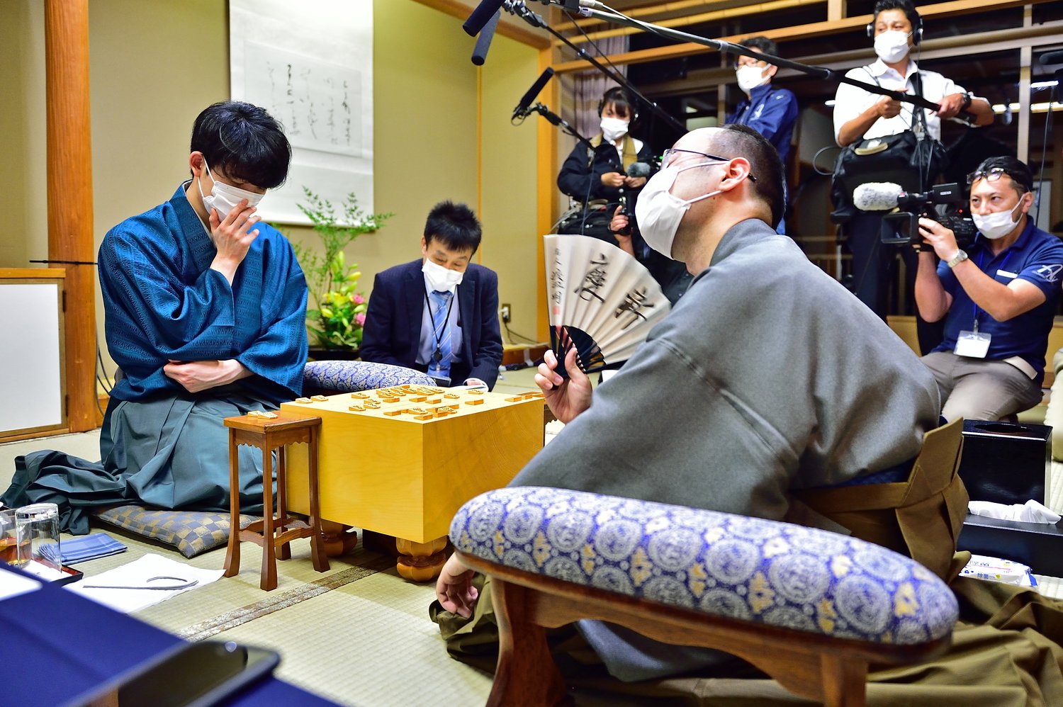 藤井二冠との対局後、扇子で仰ぐ渡辺明名人 Ⓒ日本将棋連盟