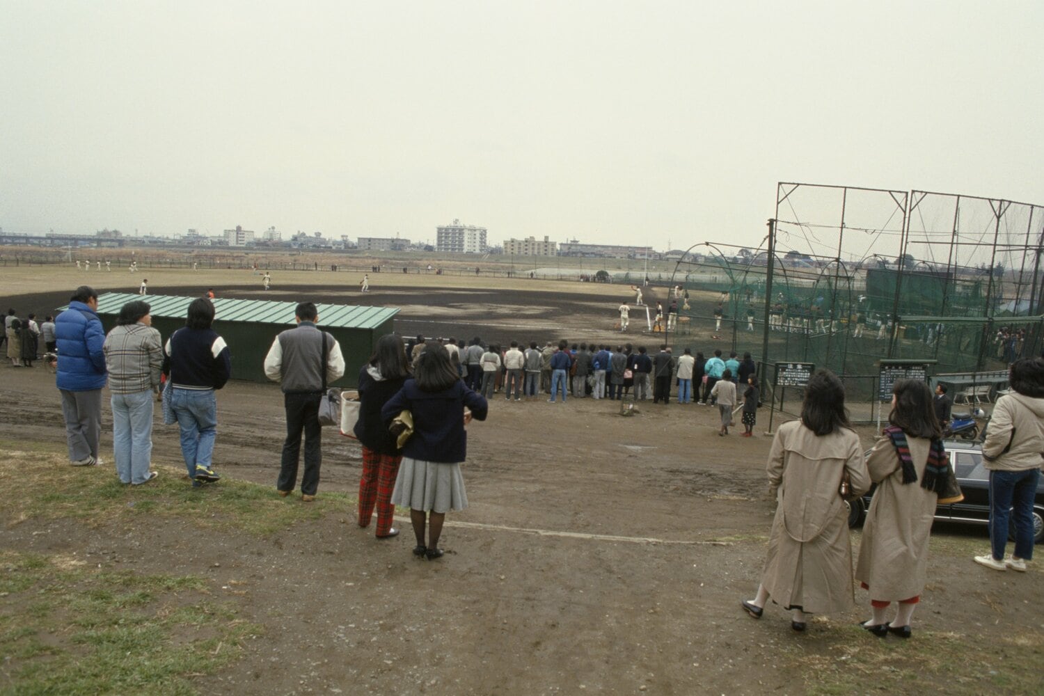 資料写真、1985年撮影の巨人軍多摩川グラウンド。当時、練習開始の午前10時には、熱心なファンが集まっていたという。女性ファンたちは“多摩川ギャル”と呼ばれた　©BUNGEISHUNJU