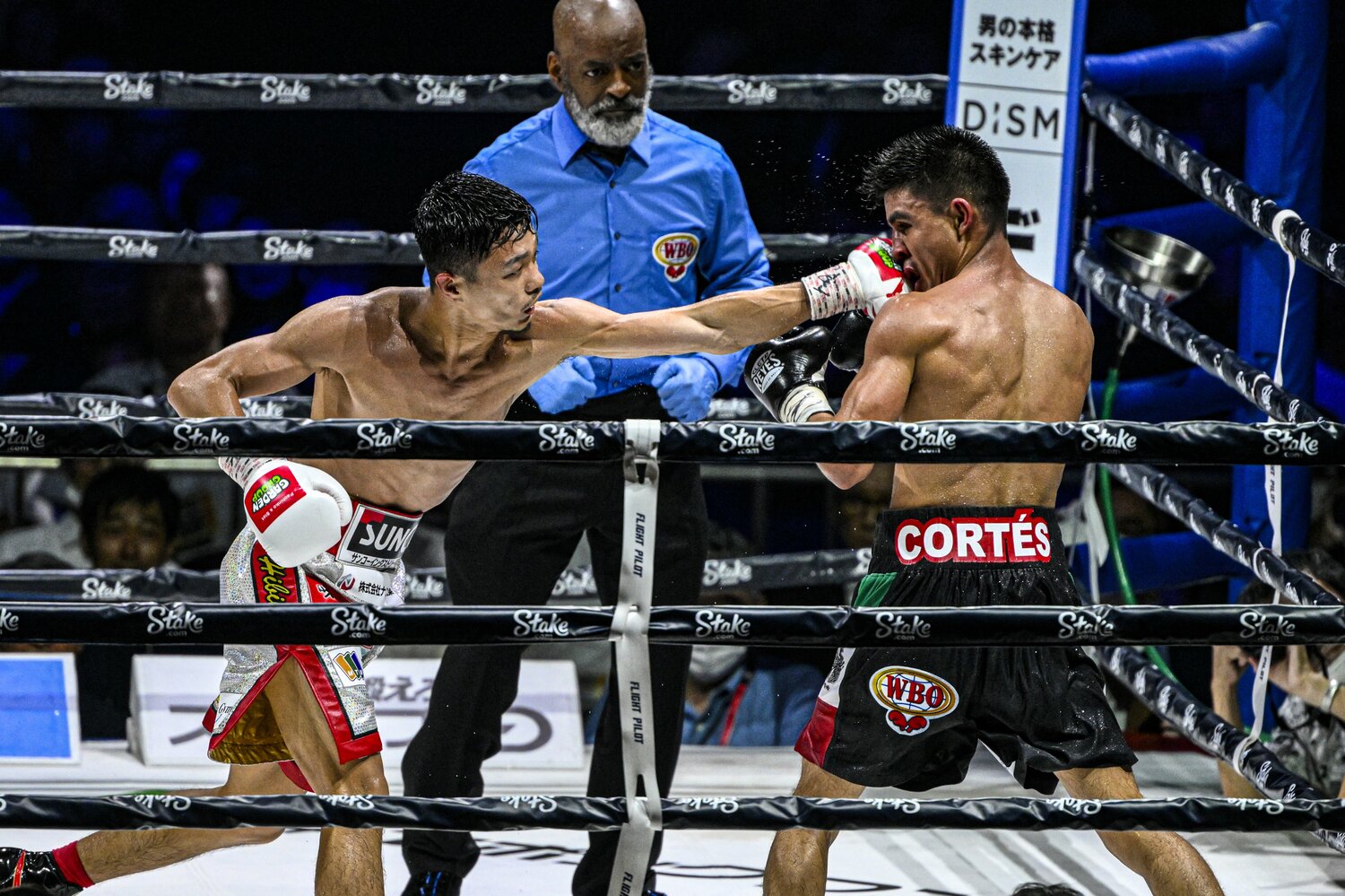 コルテスの顔面を捕える中谷の左ストレート　©︎Takuya Sugiyama