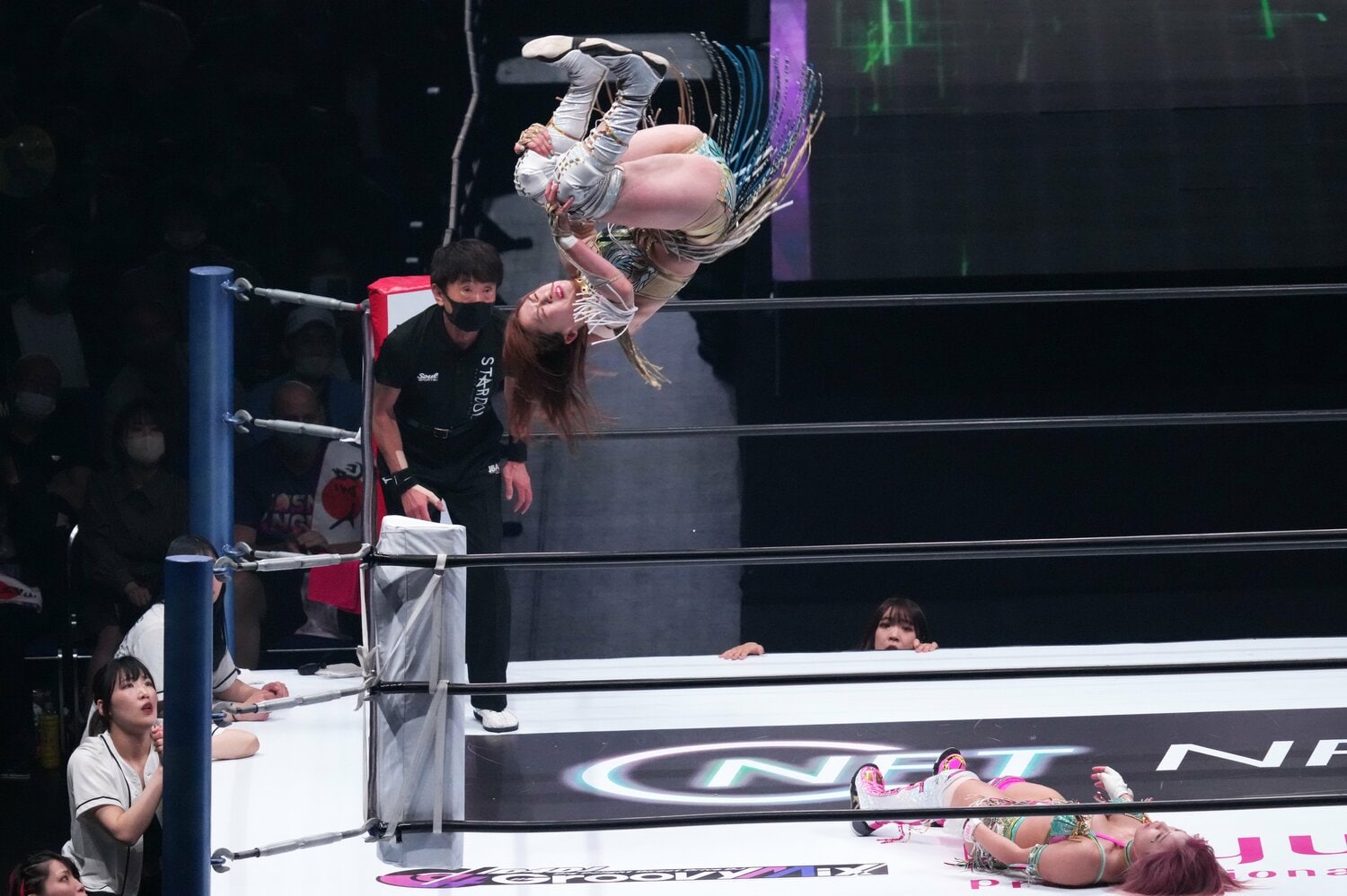 上谷のフェニックス・スプラッシュを受けきった白川　©Essei Hara