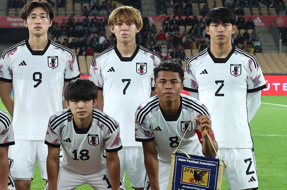 山本理仁（7番）とは長年の盟友でありライバルだ　©JFA/AFLO