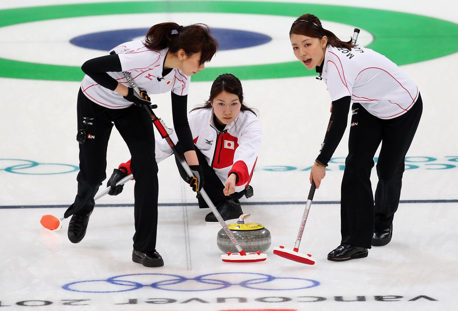 2010年バンクーバー五輪。左から石崎琴美、目黒（現：金村）萌絵、本橋麻里　©Getty Images