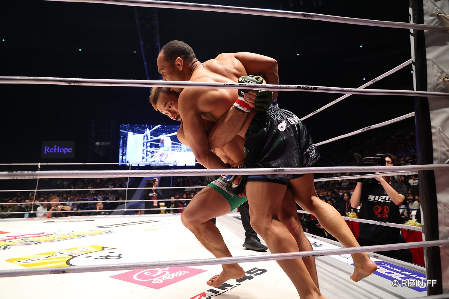 1ラウンド、テイクダウンを狙う扇久保　©RIZIN FF