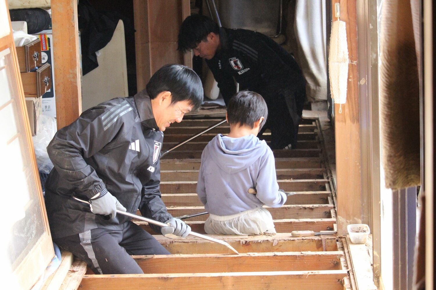 森保監督も能登を訪れ、「災害NGO結」の案内で床上浸水の被害を受けた住まいの片付けなどに参加した