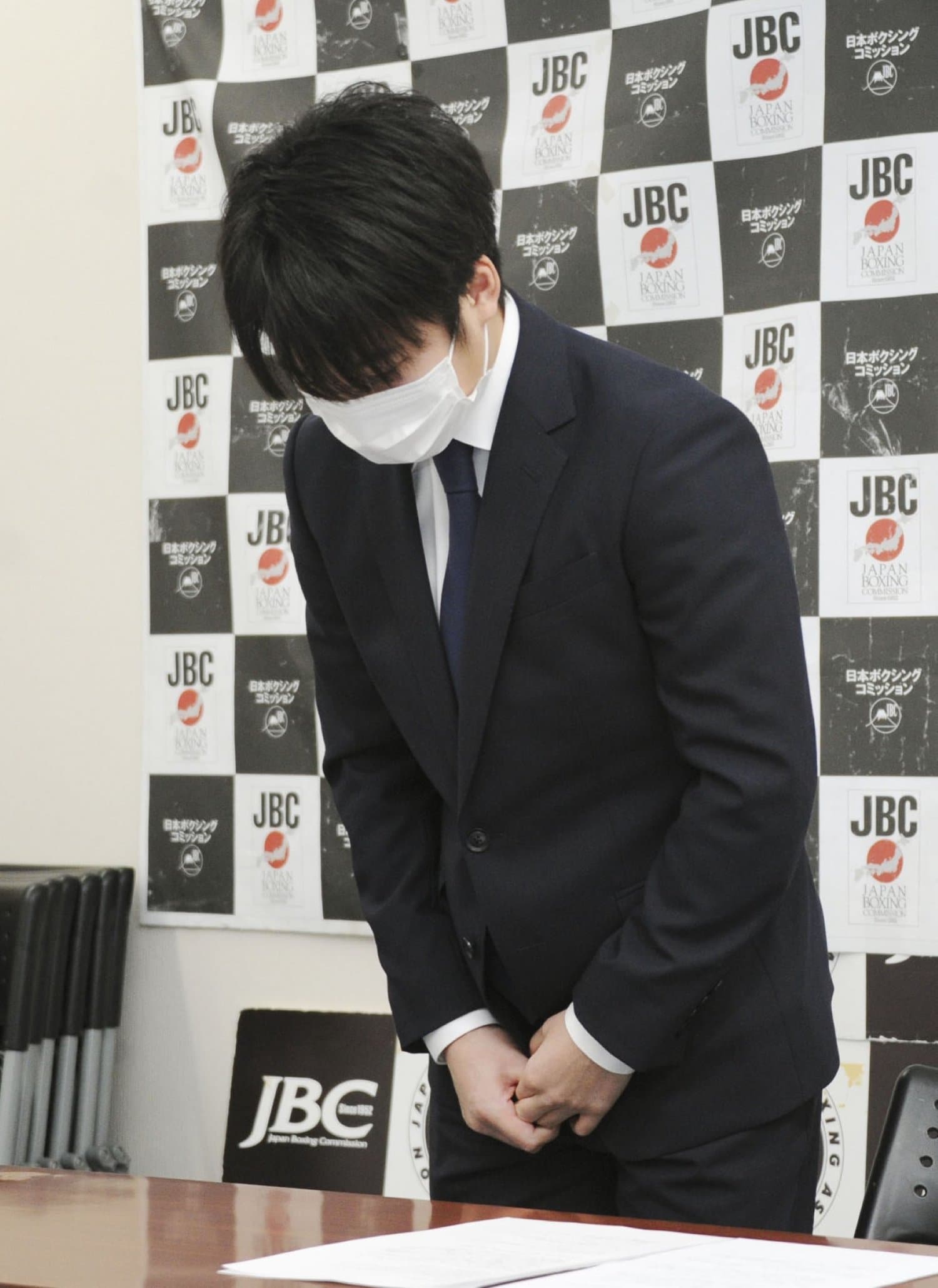 昨年12月15日、謝罪会見を開いた寺地拳四朗 (C)Sankei Shimbun