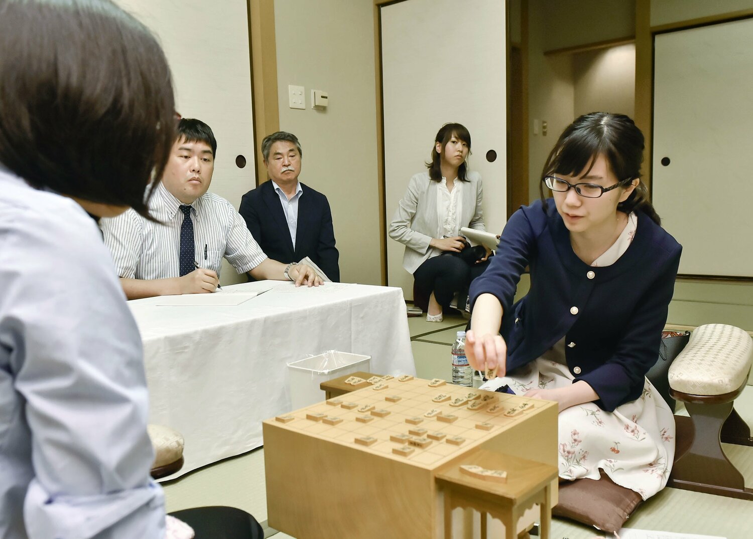 第29期女流王位戦で、初タイトルとなる女流王位を獲得した渡部女流三段 ©Kyodo News