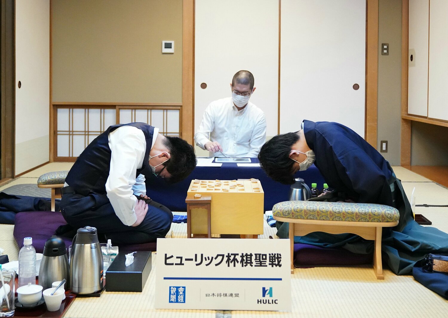 第1局は2度の千日手に　©JIJI PRESS