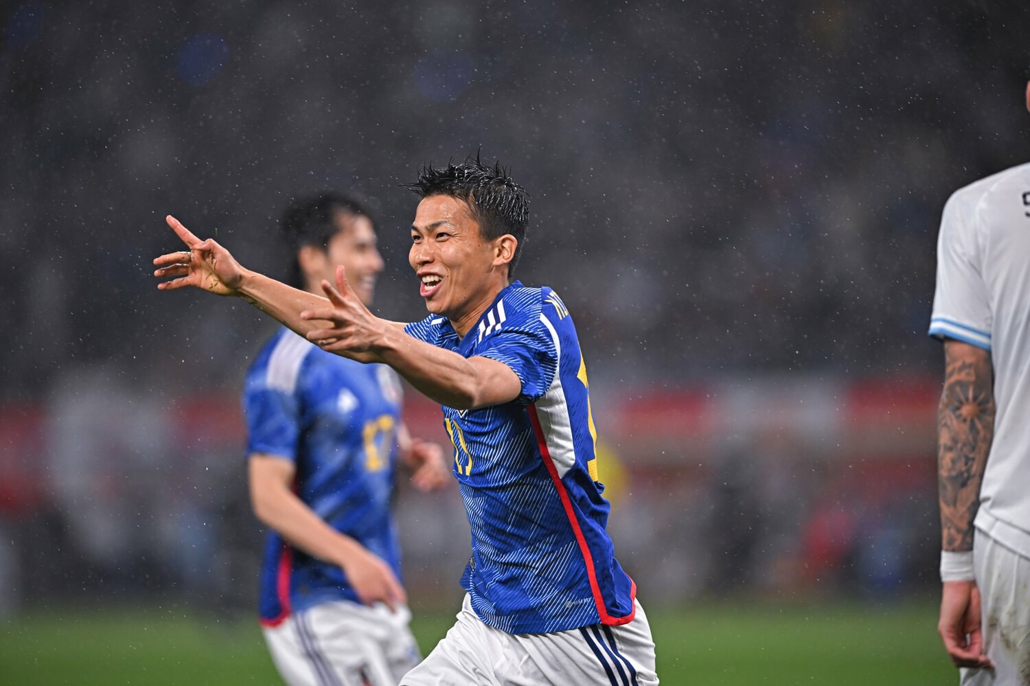 投入された直後、ゴール前に飛び込み伊東純也のクロスボールに合わせた西村拓真 ©︎Takuya Kaneko/JMPA