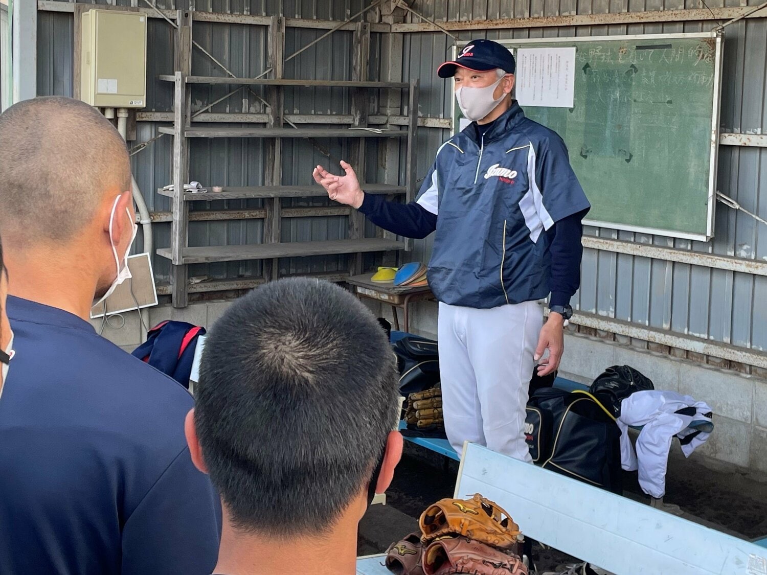 出雲西高校の監督として生徒たちを指導する野中徹博　©Koh Tanaka