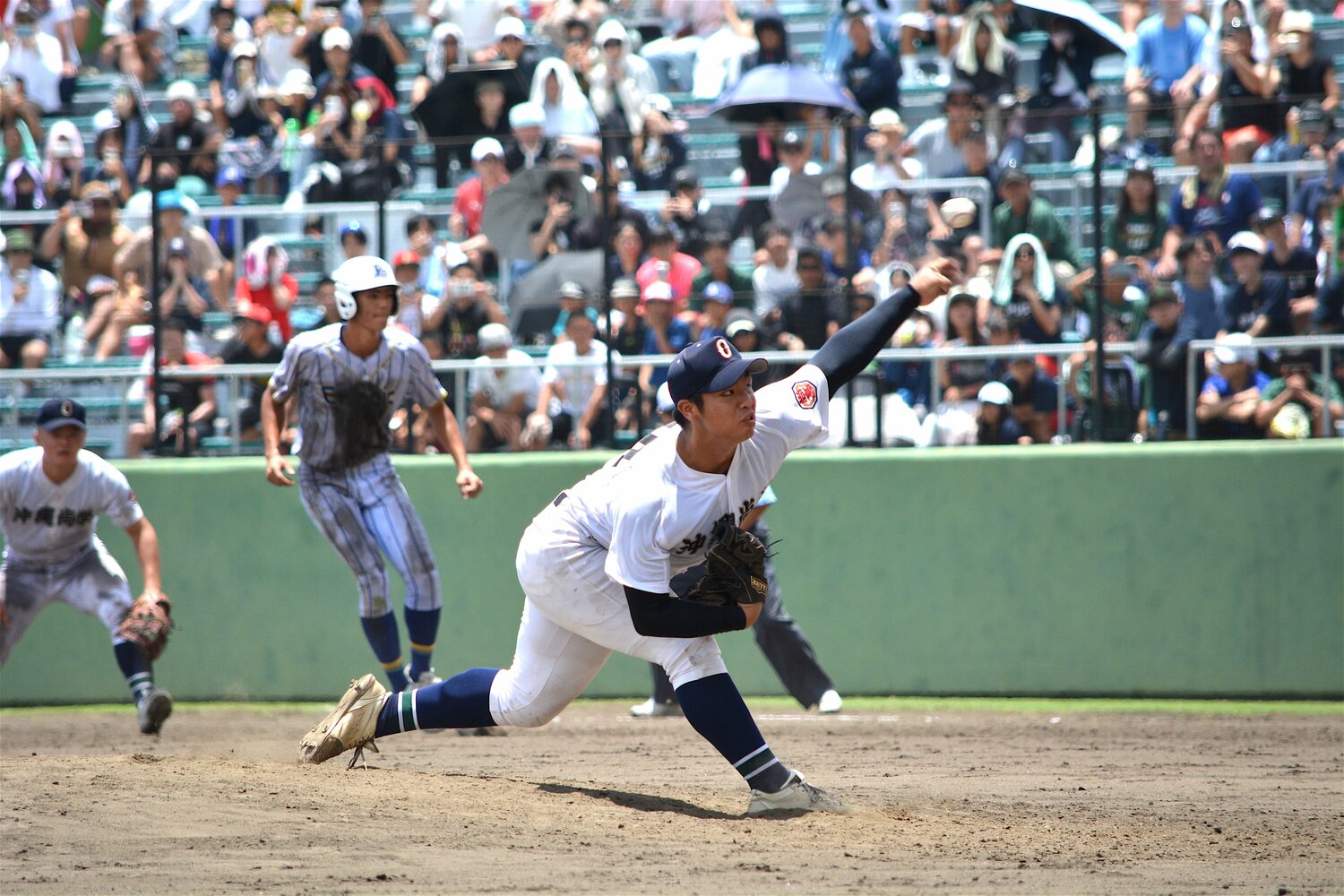 沖縄県大会決勝で投げる末吉良丞 ©Takarin Matsunaga