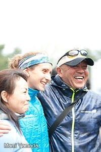 スタート前に友人たちと記念写真をとるクリッシー(中央)。