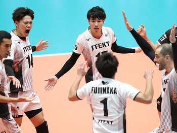 Vリーグ優勝セッターが突然の退団。“先生”へ転身した中根聡太の決意。＜Number Web＞ photograph by V.LEAGUE