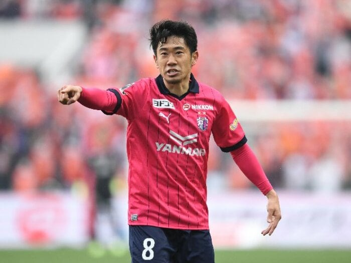香川真司「4662日ぶりJ復帰戦」でカメラマンが見たものとは？ セレッソの象徴「8」ではないスパイクの「10」が“映えていた”ワケ＜Number Web＞ photograph by Masashi Hara