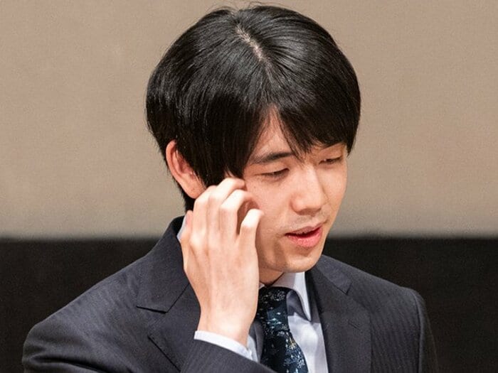 「フジイ名人とぜひ指したい」欧米にアジア、アフリカ人まで…藤井聡太と将棋の“世界的人気”にA級棋士が驚き「タイチ先生のYouTube見てます」＜Number Web＞ photograph by Nanae Suzuki