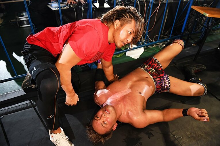 試合後、場外で完全にKOされていたオカダ・カズチカを救ったのは、棚橋弘至だった……。 ／ photograph by Essei Hara