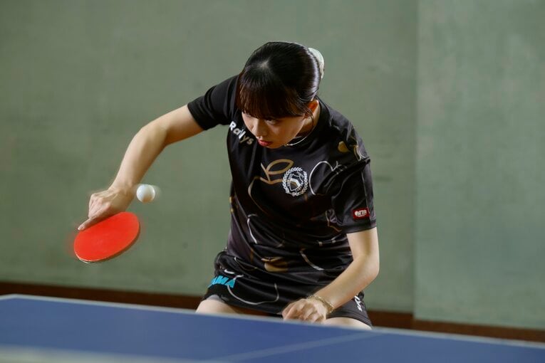 青学大3年生で、Tリーグでもプレーするカットマン・小林りんご【スワイプするとそのほかの写真もご覧になれます】　©Hirofumi Kamaya