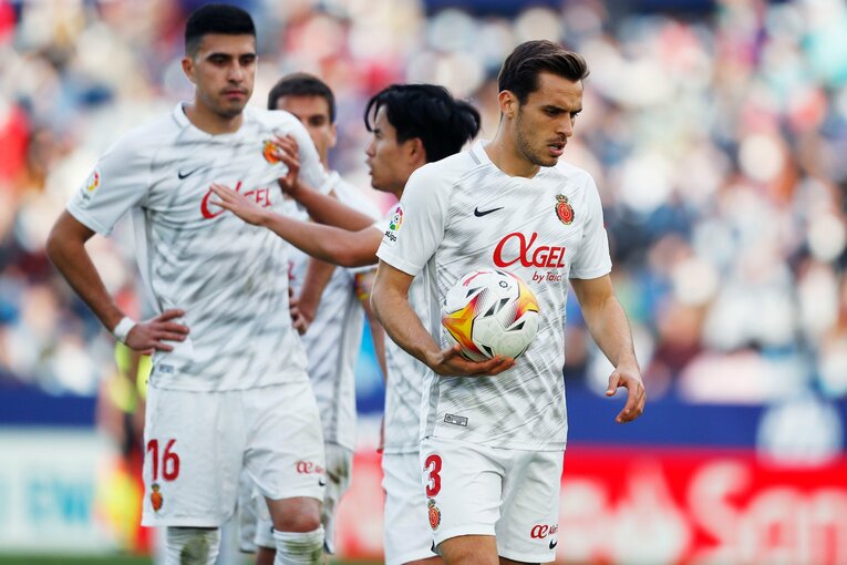 敵地の少年ファンから「KUBO！」と声が飛ぶ人気の中… 久保建英が“万全でなくても”フル出場で頼られた理由〈撮影者の視点〉(34)