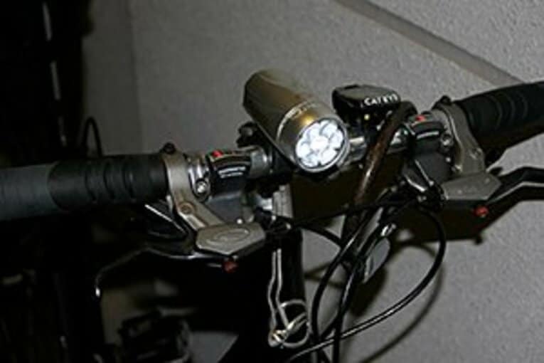 LEDライトは通常の電球より数倍明るく、しかも電力消費が少ないので頻繁に電池を変える必要もない！