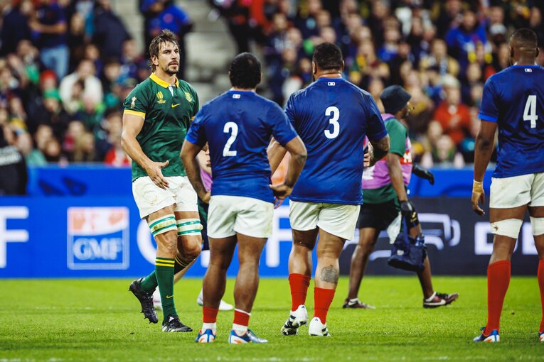 握手を求めるLOエベン・エツベス。かつてはNTTドコモでプレー　©︎Kiichi Matsumoto