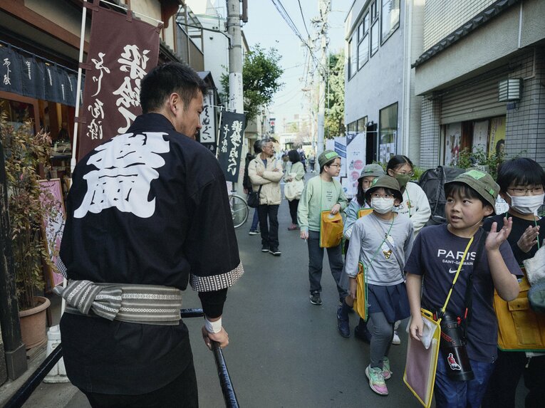浅草の街をゆく児玉さん　©︎Yuki Suenaga