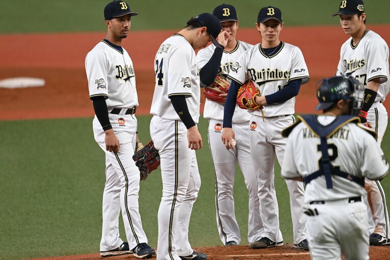 先発のオリックス山岡（右から2番目）は5回途中まで無失点の投球もちょうど70球を投げたところで降板した　©Naoya Sanuki