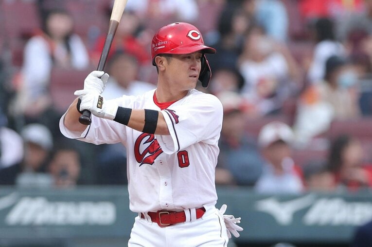 10月4日、現役最後の打席に立つ上本 ／ photograph by SANKEI SHIMBUN