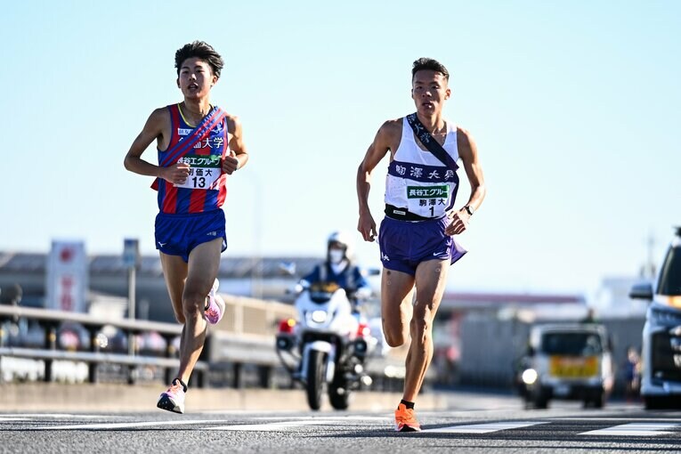 2区の創価大・葛西潤は駒澤大のスーパールーキー佐藤圭汰に1秒差で競り勝ち、区間賞に ©Nanae Suzuki