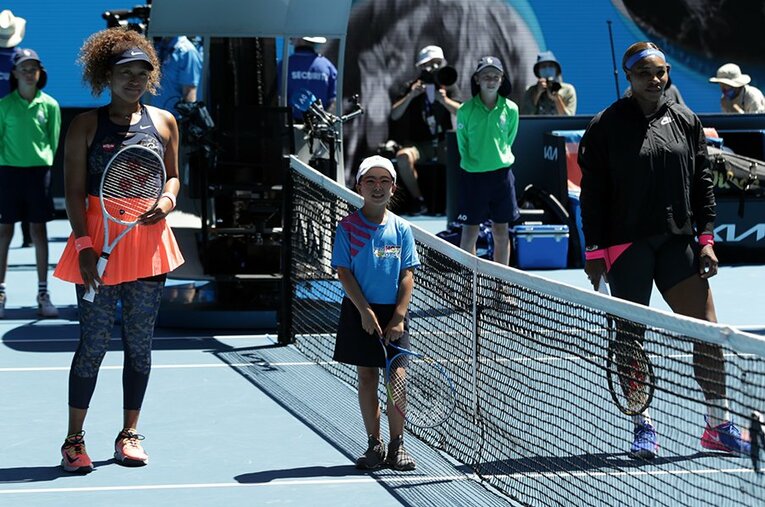 試合前の大坂なおみ（左）とセリーナ・ウィリアムズ。2018年全米とは対照的に、爽やかさと少々の切なさを内包した戦いとなった ／ photograph by Hiromasa Mano