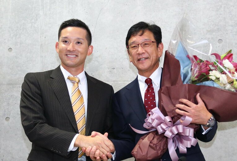 「ちょっと待ったぁ〜」と栗山監督の退任会見にサプライズ乱入。感謝の想いを杉谷らしい形で表現した　©︎Sankei Shimbun