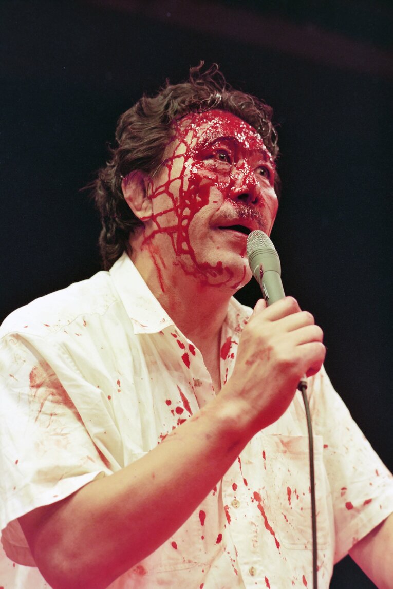 1995年11月3日、大日本プロレスのリングでターザン後藤に血だるまにされた小鹿