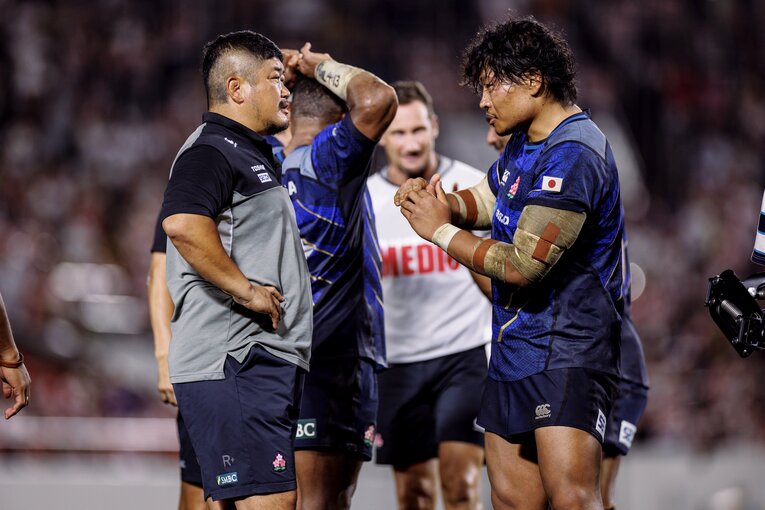 試合後すぐに長谷川慎コーチ（左）と言葉をかわす稲垣啓太。W杯でもスクラムの安定感はカギを握る　©︎Kiichi Matsumoto
