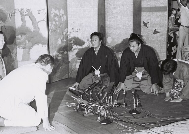 1981年、横綱昇進伝達の使者を迎える千代の富士と九重親方　©BUNGEISHUNJU