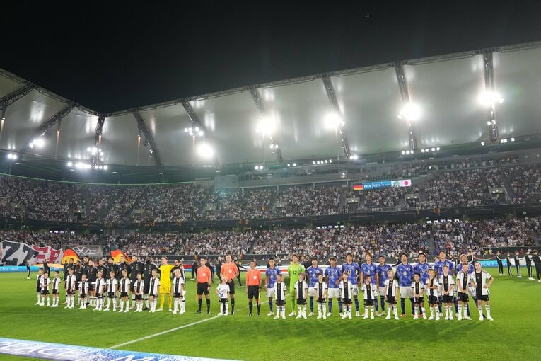 カタールW杯以来の再戦。フォルクスワーゲン・アレーナは「完全アウェイ」の雰囲気に　©Masashi Hara