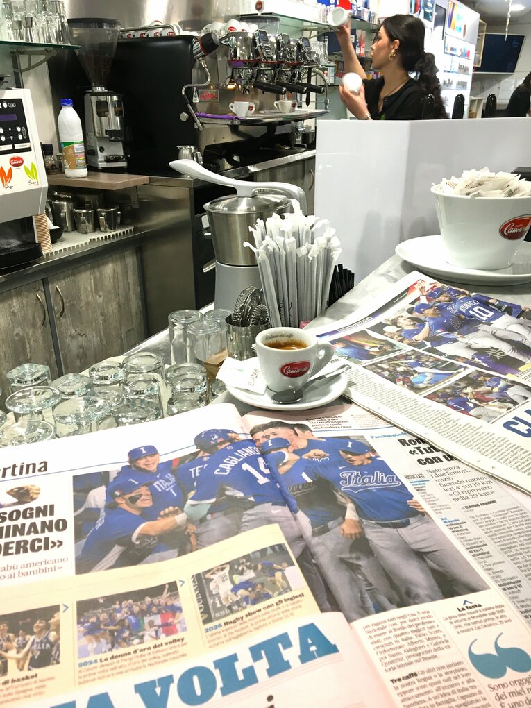 【イタリア現地の野球報道】現地紙をエスプレッソとともに（写真は右に続きます）　©Takashi Yuge