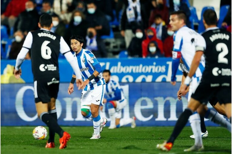 柴崎岳vs岡崎慎司が《ユニフォームを引っ張ってバチバチ》 撮影カメラマンが凍えそうな雨中で捉えた“熱いバトル”の瞬間(16)