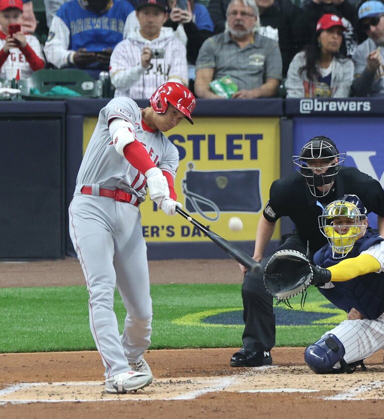 4月30日ブリュワーズ戦での特大ホームランの瞬間。初速114.3マイル、角度は39度という規格外の1本だった　©JIJI PRESS