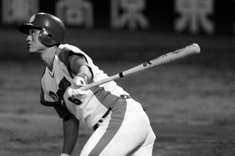 1985年、ナゴヤ球場でHRを放つ大島康徳さん ／ photograph by KYODO