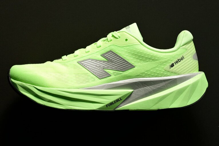 New Balance FuelCell Rebel v5／軽量・反発をコンセプトとした「フューエルセル レベル」シリーズ最新作。前足部を中心にアウトソールの接地面積がアップ。グリップ力も強化され、安定したスピード走行が可能に。シュータンがソフトな素材に変更され、足首周辺も改良。よりコンフォートな履き心地に進化した。16,940円（税込）／2025年7月1日発売