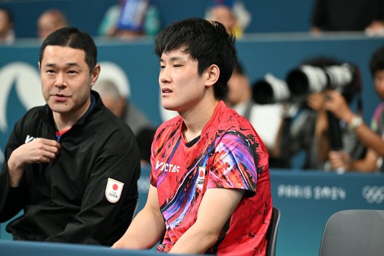 男子卓球団体戦3位決定戦、敗れて精魂尽きた表情の張本　©︎Naoya Sanuki/JMPA