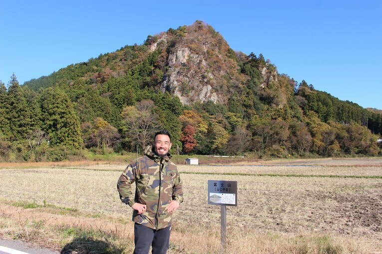 近隣を散策する手塚裕之　©Number Web