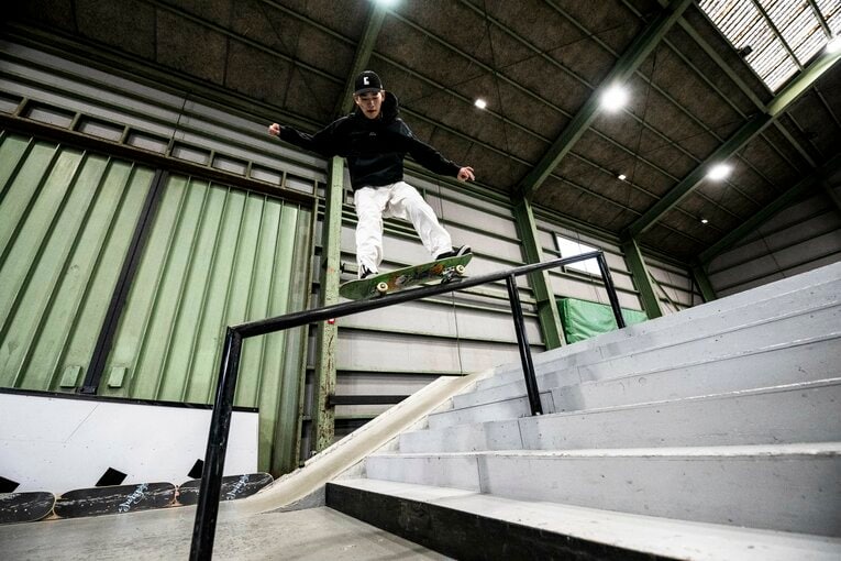 パーク内を流しながら、軽やかにレールに跳び乗る（全10枚中の10枚目）©Asami Enomoto