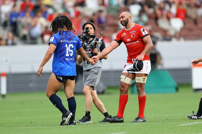 試合後、堀江のもとに駆け寄ったリーチ　©︎AFLO