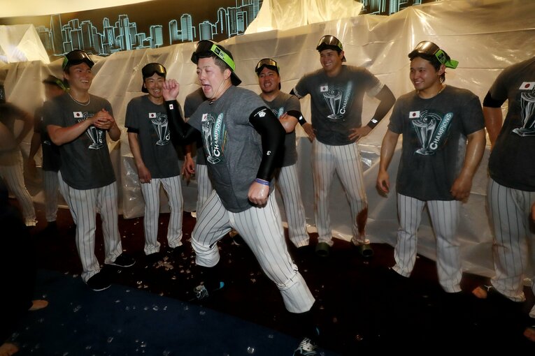 シャンパンファイトでの牧ダンス（1／2枚）　©Getty Images