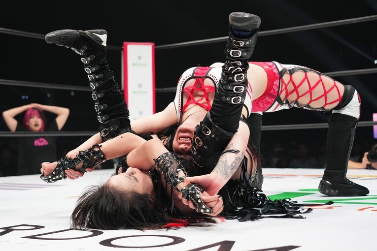 豊田真奈美式のスープレックスを繰り出したビー・プレストリー　©Essei Hara