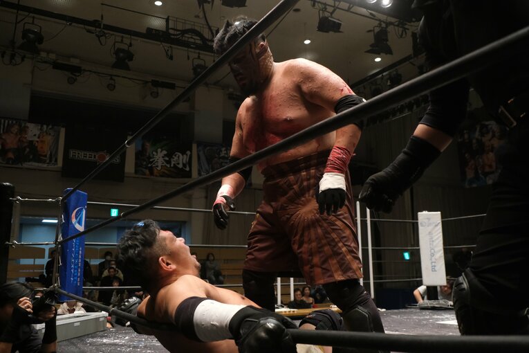 蛍光灯で殴り合い、大流血して…メキシコ人デスマッチファイター「もっと日本にいたい」ビオレント・ジャックの切実な思い「外国人がって…でも、ここがオレの家」(109)