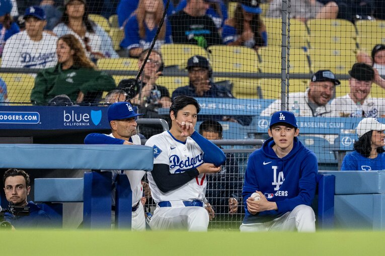 【Numberカメラマンが激写…由伸＆朗希と仲良しベンチトーク。全5枚中の4枚目】写真はまだまだ続きます　©Nanae Suzuki